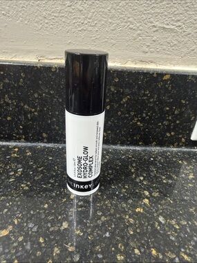 The INKEY List Hydro-Glow Primer - Black/White